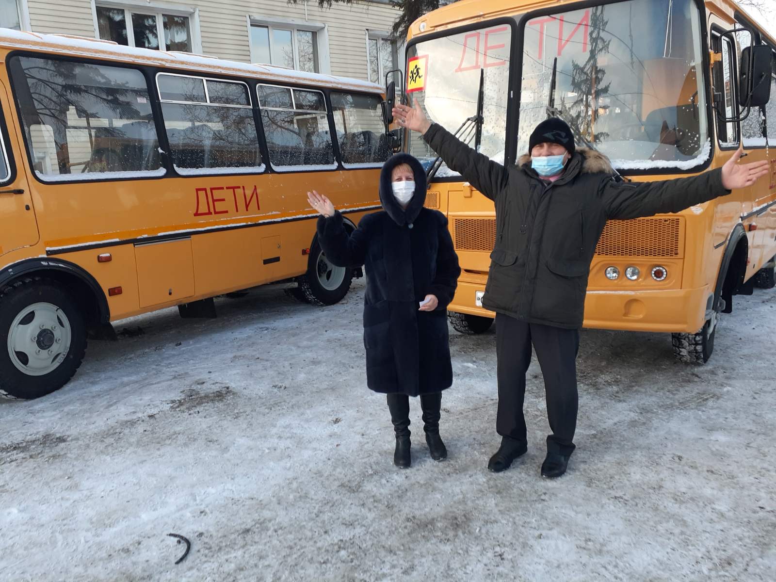 Школы района получили новые автобусы